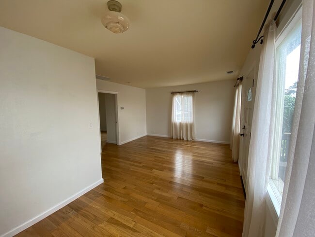 Large main living room - 184 Paloma Ave