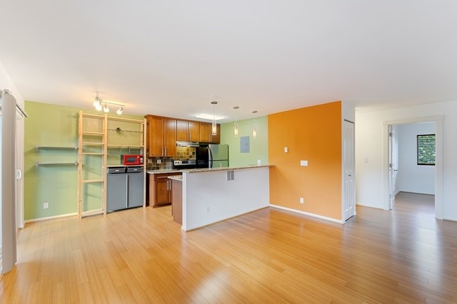 Foto del edificio - Columbia City Two Bedroom Condo - 2 bedrooms