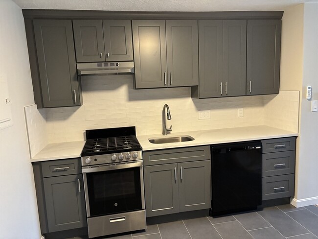 Building Photo - 16 Walnut St