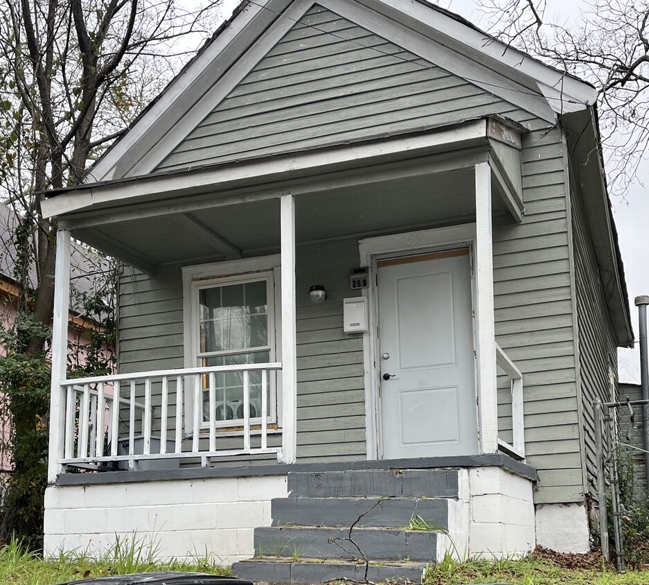 2 bedroom 1 bath 700 hundred sq feet single family house - 259 Forest Ave