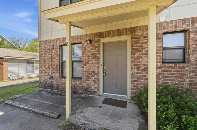 Foto del edificio - 8011 Lazy Ln