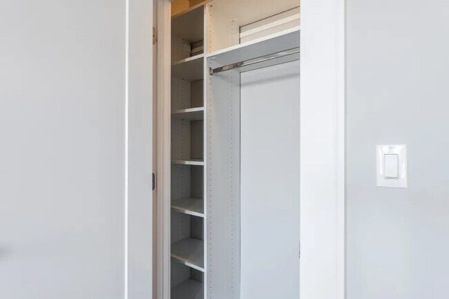 Foto del edificio - 817 W Lakeside Pl