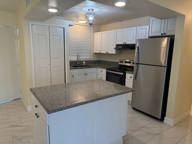 Building Photo - 6979 Palm Ct