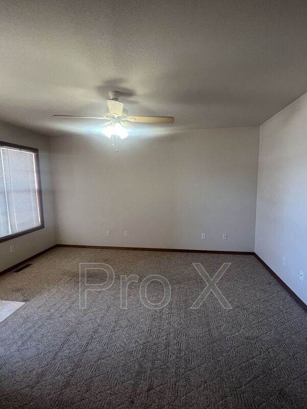 Building Photo - 2915 Santa Fe Dr