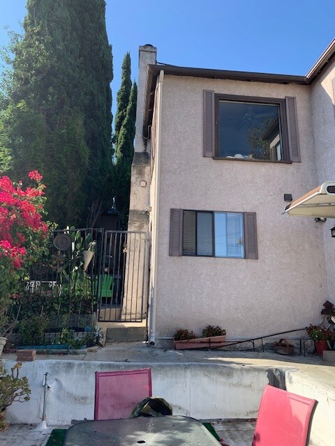 Entrance and side yard - 968 Mayo St