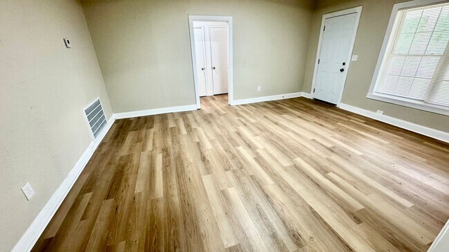 Foto del edificio - Spacious 3 Bedroom Home with Modern Updates & Shop