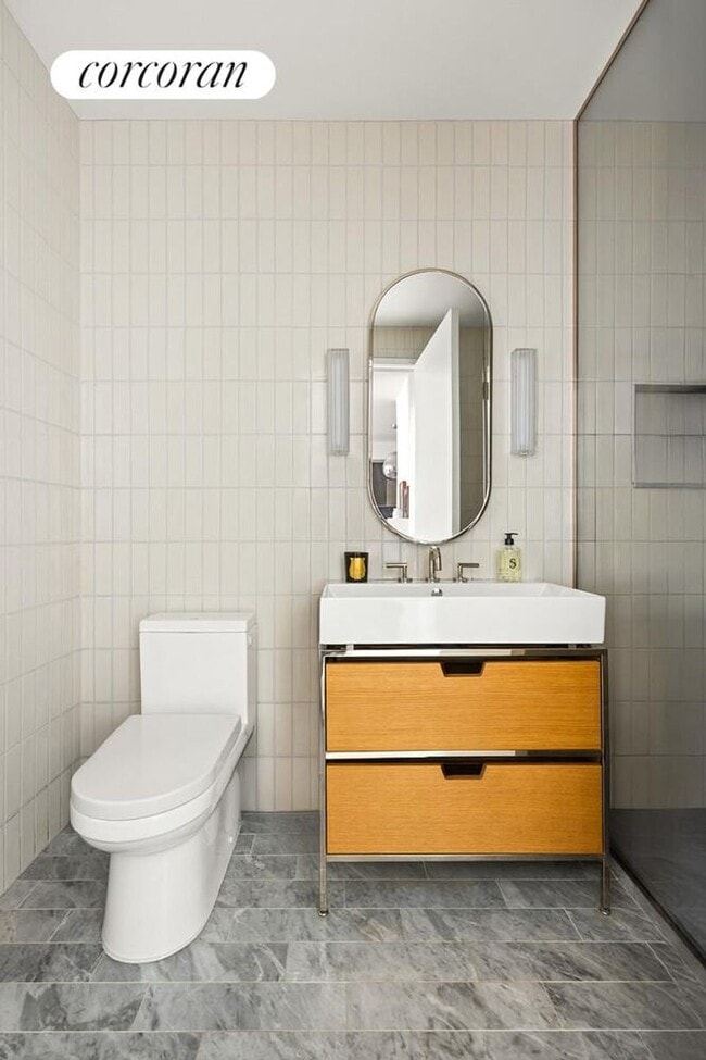 Building Photo - 11 Hoyt St