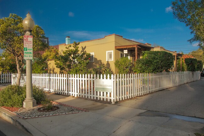 3534 es la casa del medio de 3 cabañas. - 3534 Helms Ave