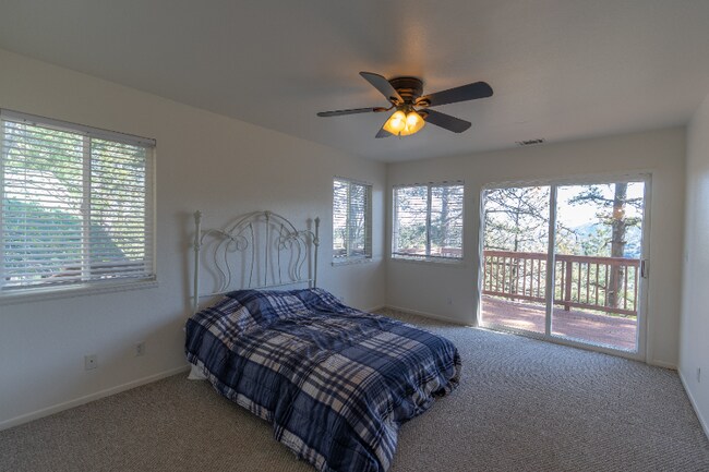 Building Photo - 23866 Lakeview Dr