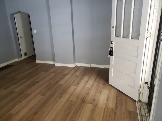 Living Room/Entrance - 1007 6th Ave