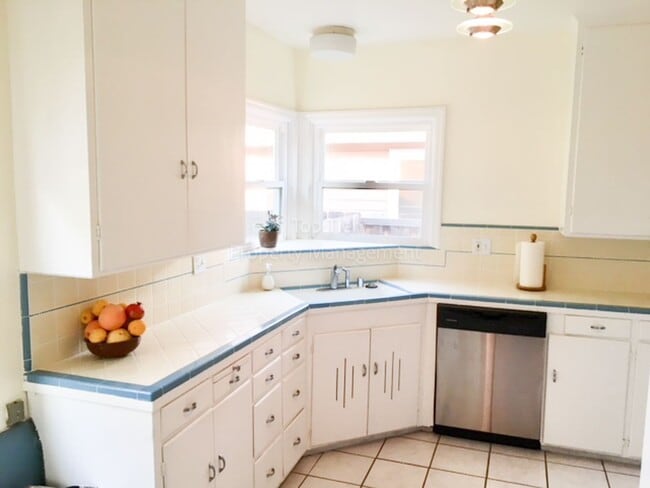 Building Photo - Charming 2 Bd/1 Ba (plus a bonus room) sin...