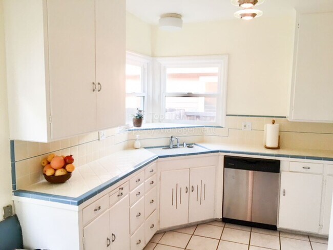 Foto del edificio - Charming 2 Bd/1 Ba (plus a bonus room) sin...