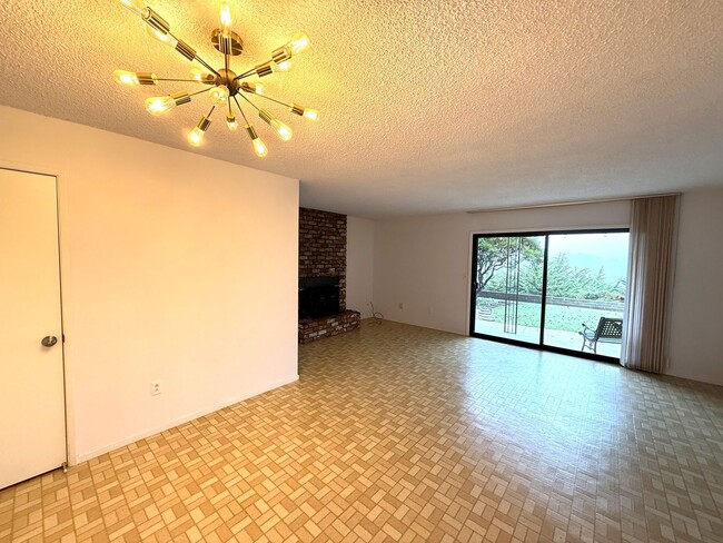 Foto del edificio - THREE BEDROOM /  TWO BATH HOME WITH FAMILY...