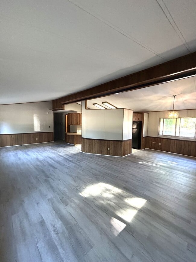 Foto del edificio - 2 bedroom 2 bath with large front & back y...