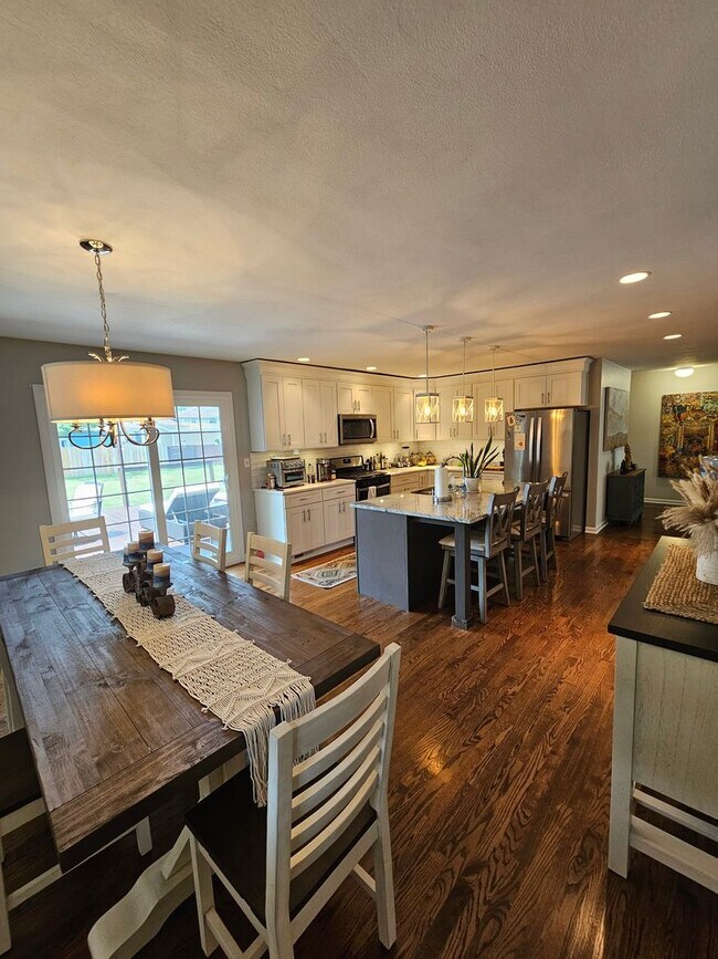Foto del edificio - Charming Ranch-Style Home in Seven Hills, OH — Available Now