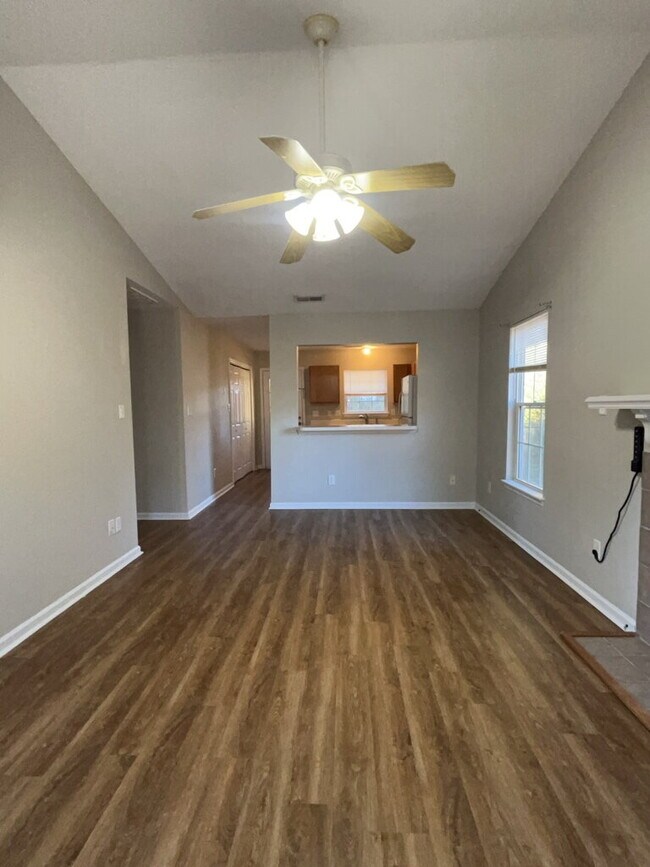 Foto del edificio - Two Bedroom Two Full Bathroom End Unit Townhome located in Indian Wells!