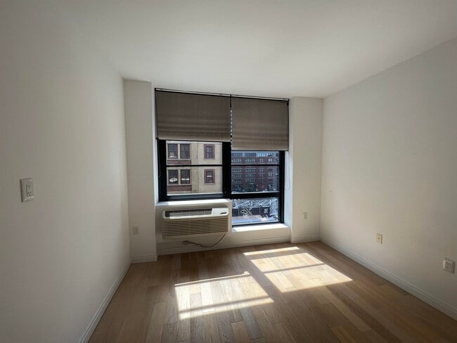 Building Photo - 160 1st St