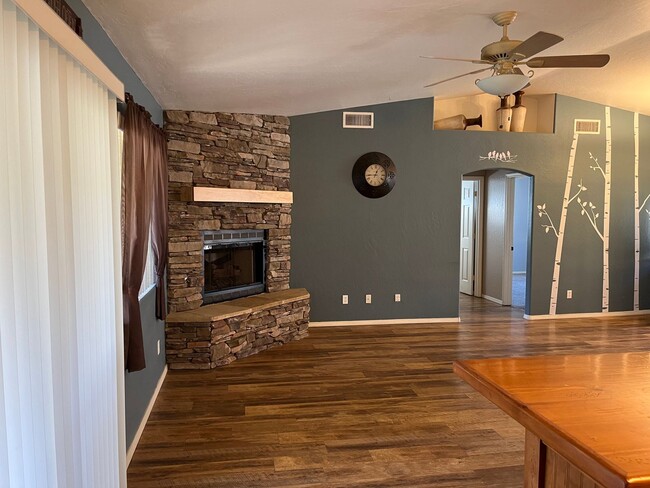 Building Photo - Charming Three Bedroom in Eagle Ridge, Pre...