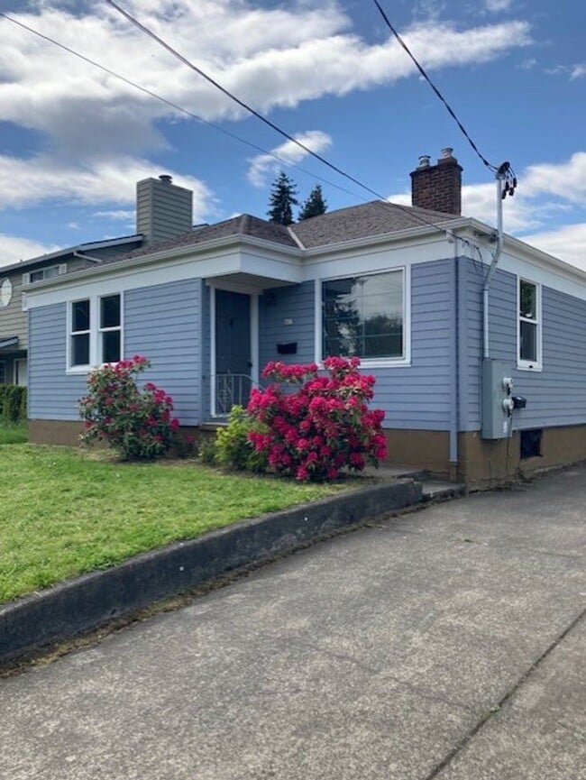 Building Photo - Updated North Tabor 2 Bedroom, 1 Bathroom ...