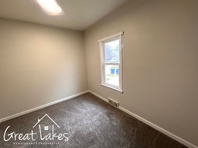 Building Photo - Beautiful 2 Bedroom 1 Bathroom now availab...