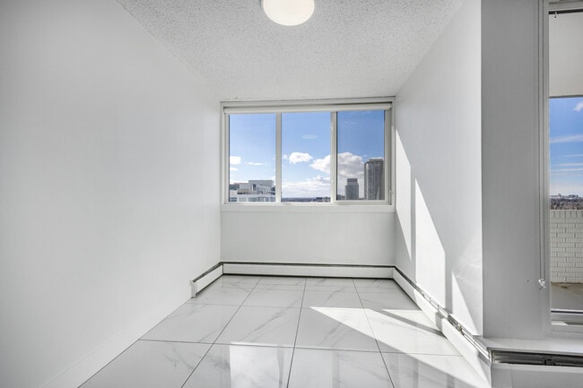 Dining - Signature Tower