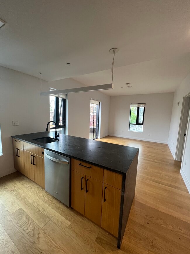 Building Photo - 83 Gardner St