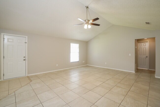 Building Photo - 2711 Pinewood Blvd N