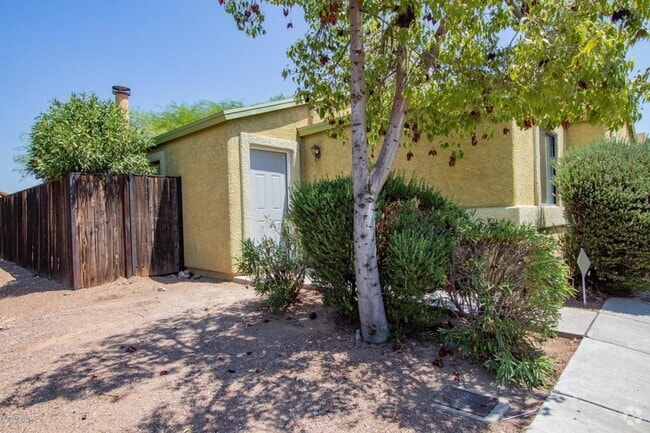 Building Photo - 405 E Geronimo Bluff Loop