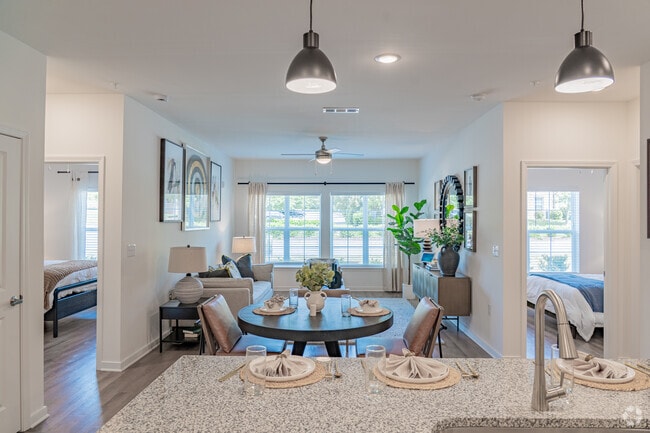 3 habitaciones, 2 baños - 1118 pies cuadrados - Sala de estar - Raleigh Exchange