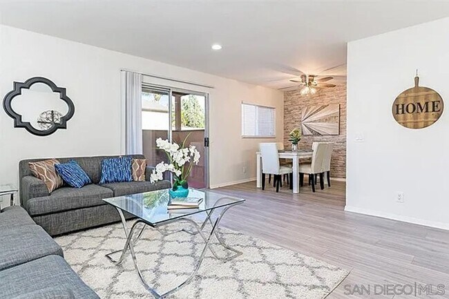 Foto del edificio - Pristine condo in the charming and quaint community of Lakeshore Villas 2/2 Pets OK With Owner Ap...
