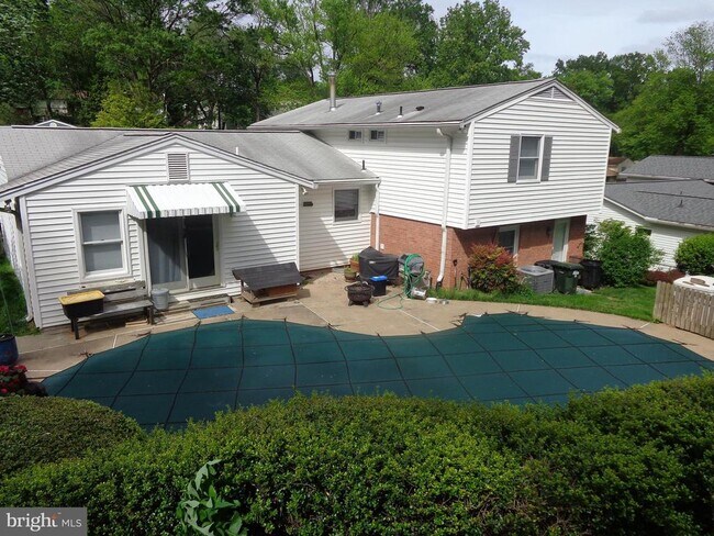 Foto del edificio - 7011 Hadlow Dr
