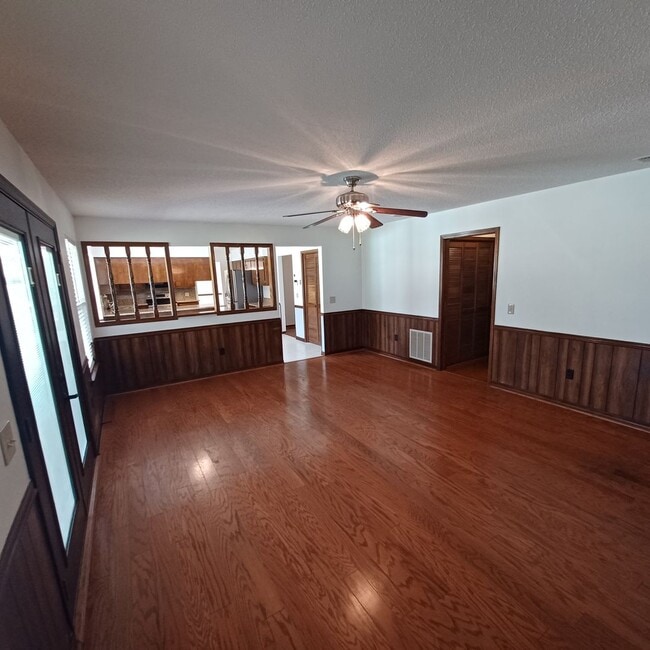 Building Photo - 2295 Foxwood Dr