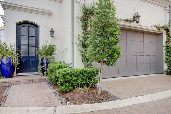 Foto del edificio - 6103 Alexandra Grove Pl