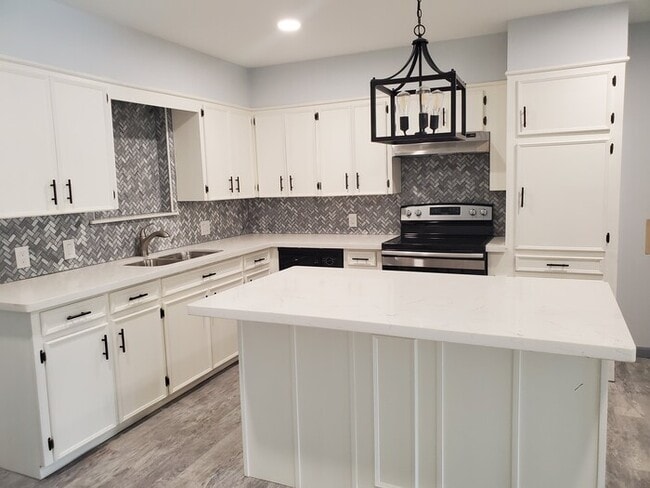 Building Photo - 113 E Hoogland Ave