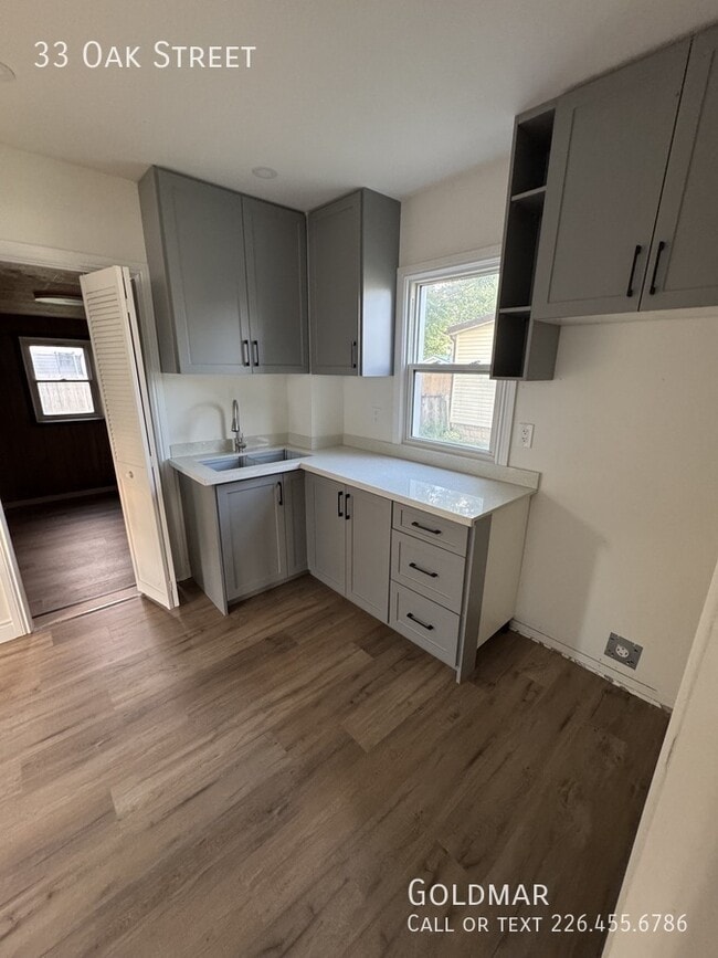 Building Photo - beautifully renovated home in charming Wallaceburg