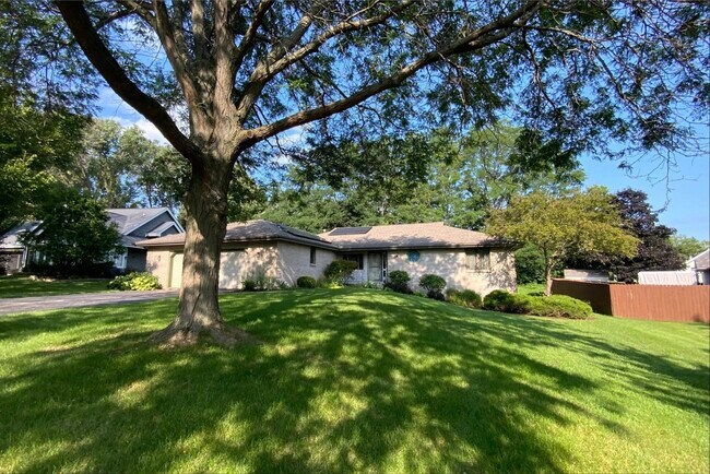 Foto del edificio - 3121 Carefree Dr