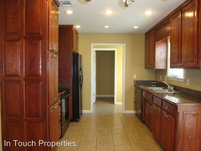 Building Photo - 4 br, 2 bath House - 38 Oak Street