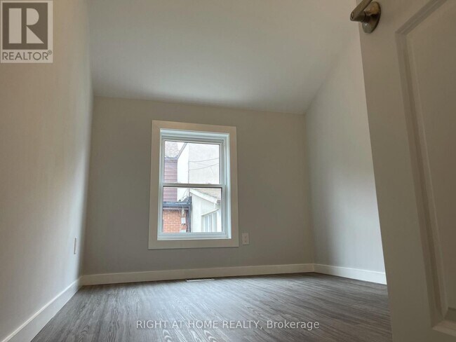 Photo du bâtiment - 980 Ossington Ave