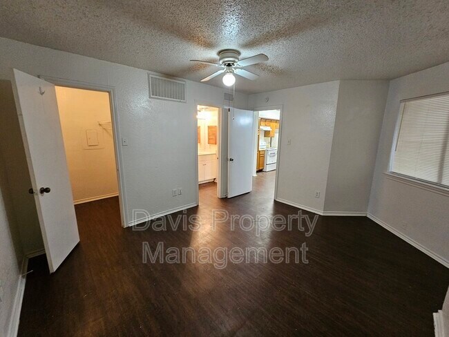 Foto del edificio - 9805 Walnut St