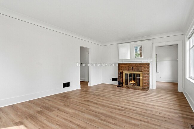 Foto del edificio - Classic Rose City Park 3 Bedroom Home with Wood Burning Fireplace