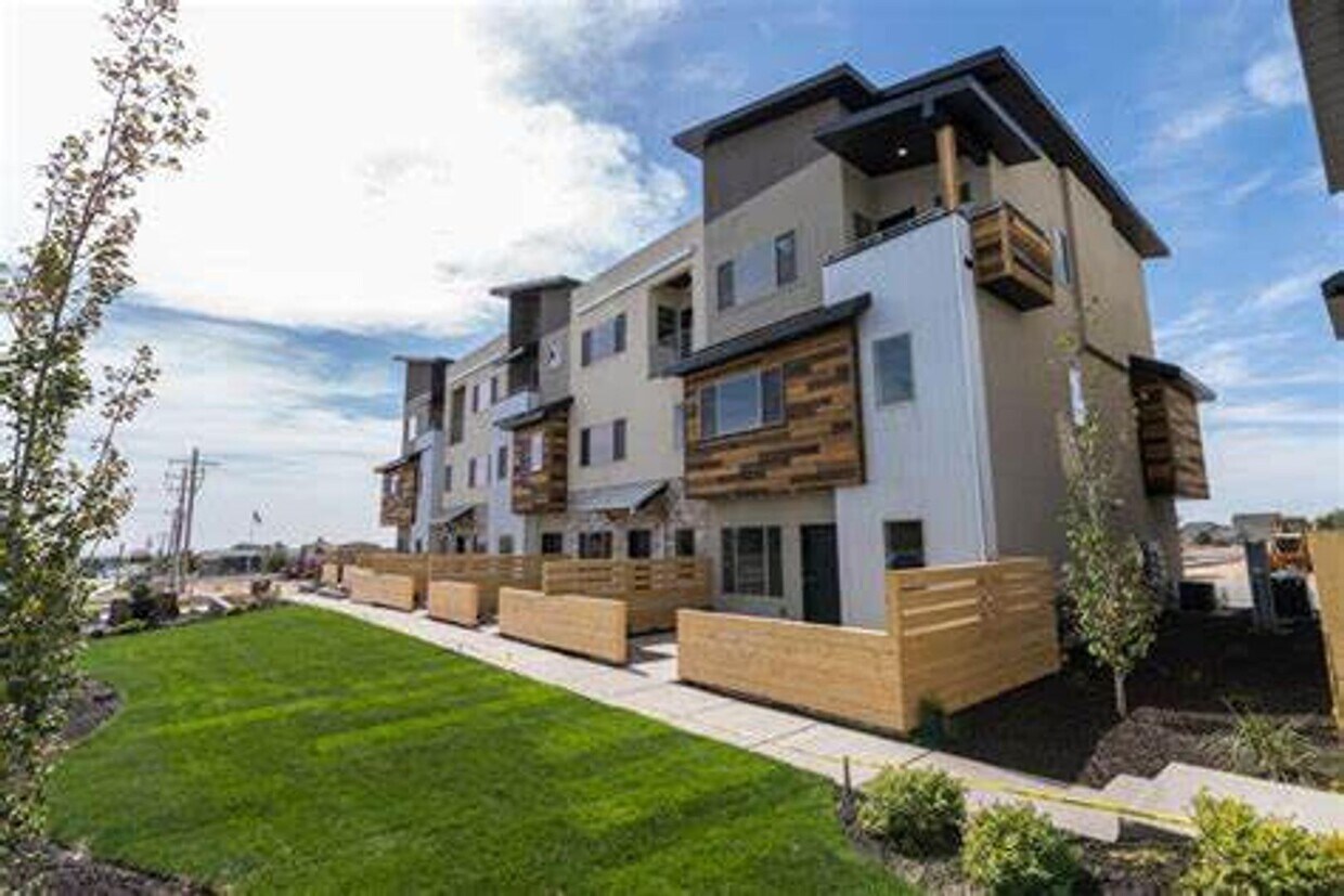 Foto del edificio - Beautiful townhome