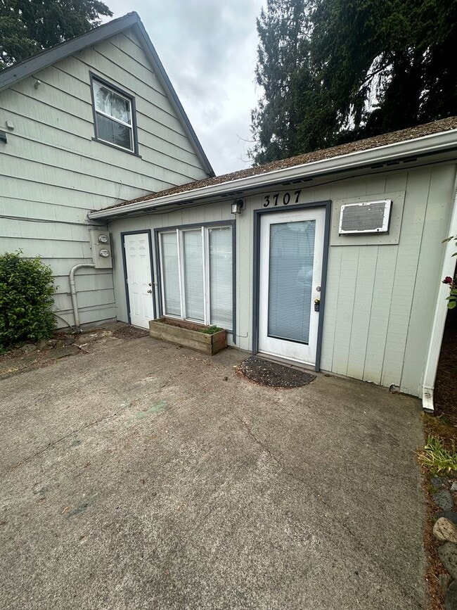 Building Photo - Cherry Ave Duplex