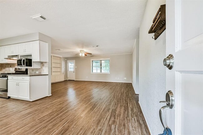 Building Photo - 1105 Velma St