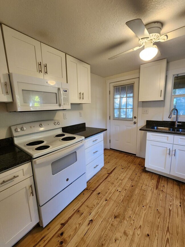 Foto del edificio - Charming Cottage-Black Mountain