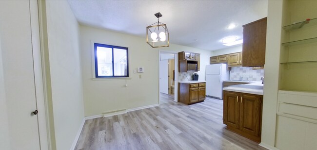 Foto del edificio - 3D Tour Available! West Side Home + Sunroo...