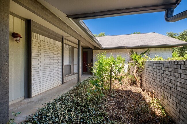 Foto del edificio - 2025 Monarch Dr