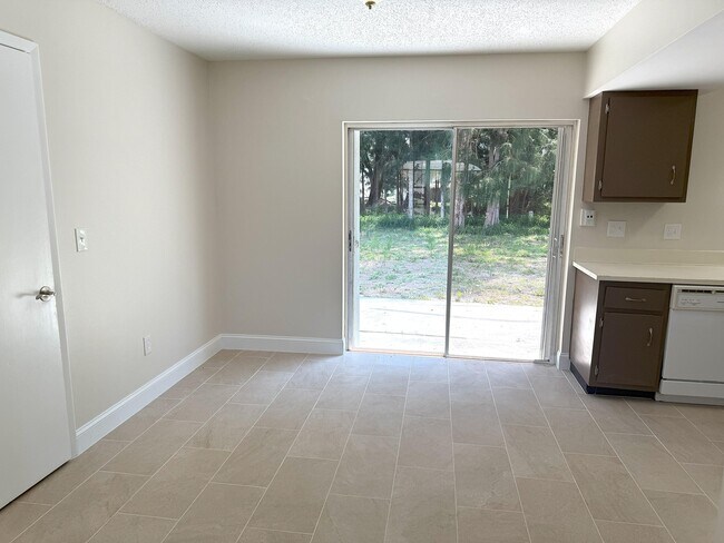 Building Photo - 333 NE Floresta Dr
