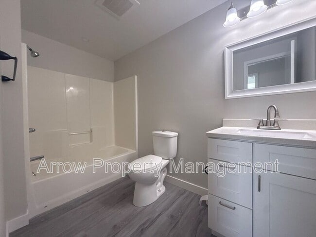 Building Photo - 731 E Crawford St