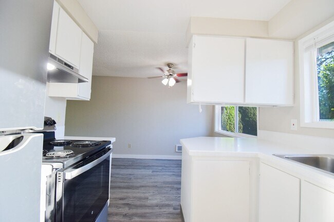 Building Photo - Newly Updated Single Level 2 Bedroom Apt in SE Portland!