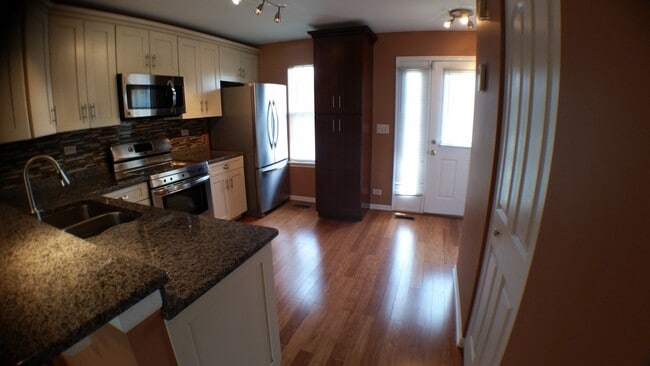 Building Photo - 118 W 67th St